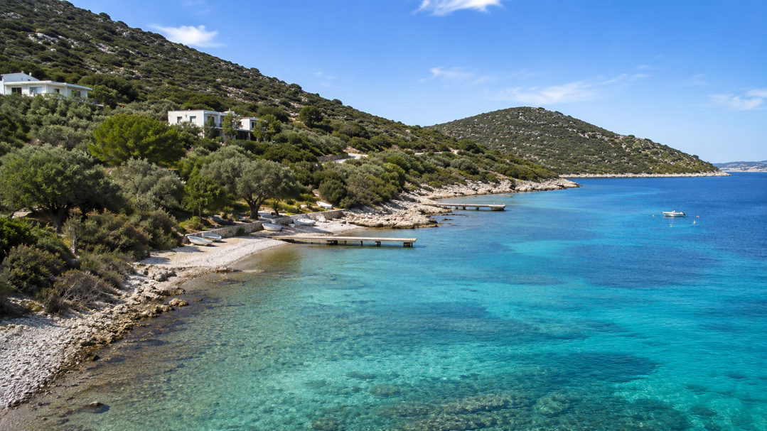 Adabükü koylarında turkuaz deniz, doğal plajlar ve huzurlu Ege kıyılarında denizin keyfini çıkarabileceğiniz eşsiz Bodrum manzarası.