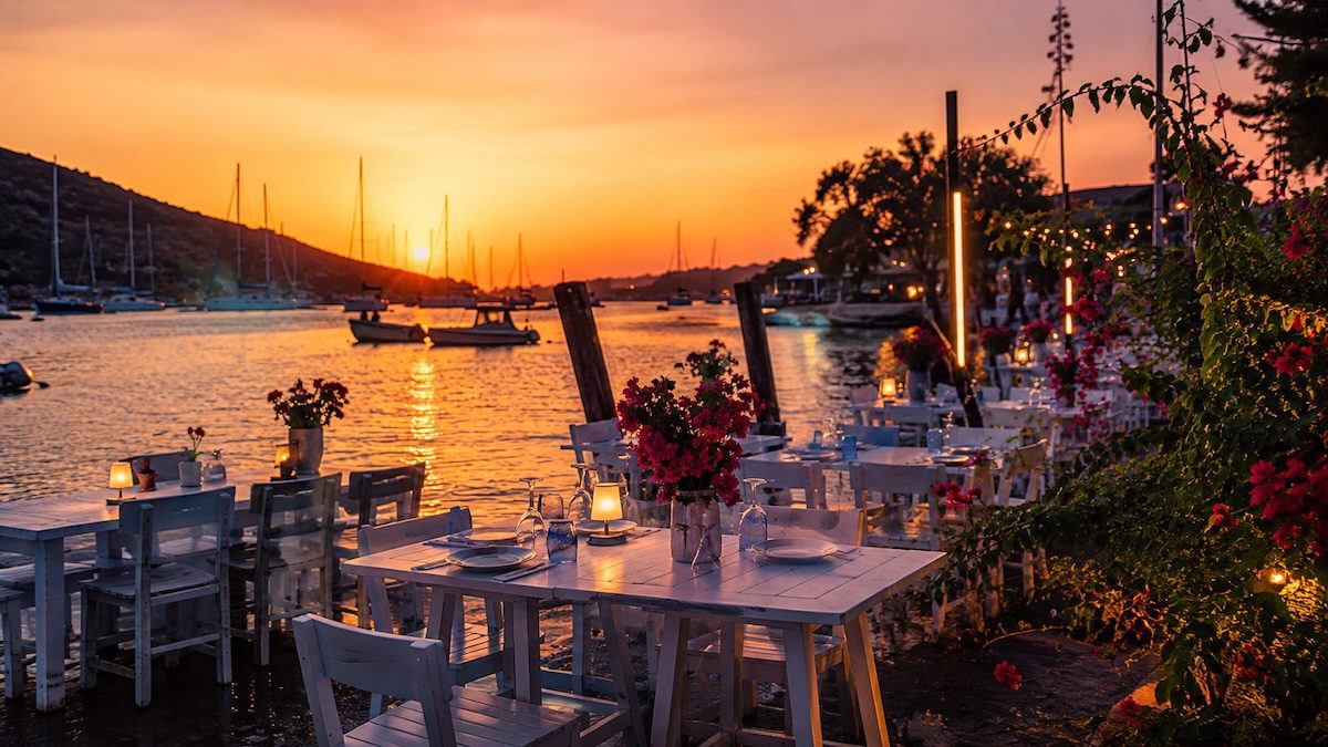 Bodrum Gümüşlük'te Myndos Antik Kenti kalıntıları, tarihi taş yol ve Ege Denizi manzarasını bir araya getiren kültürel gezi rotası.